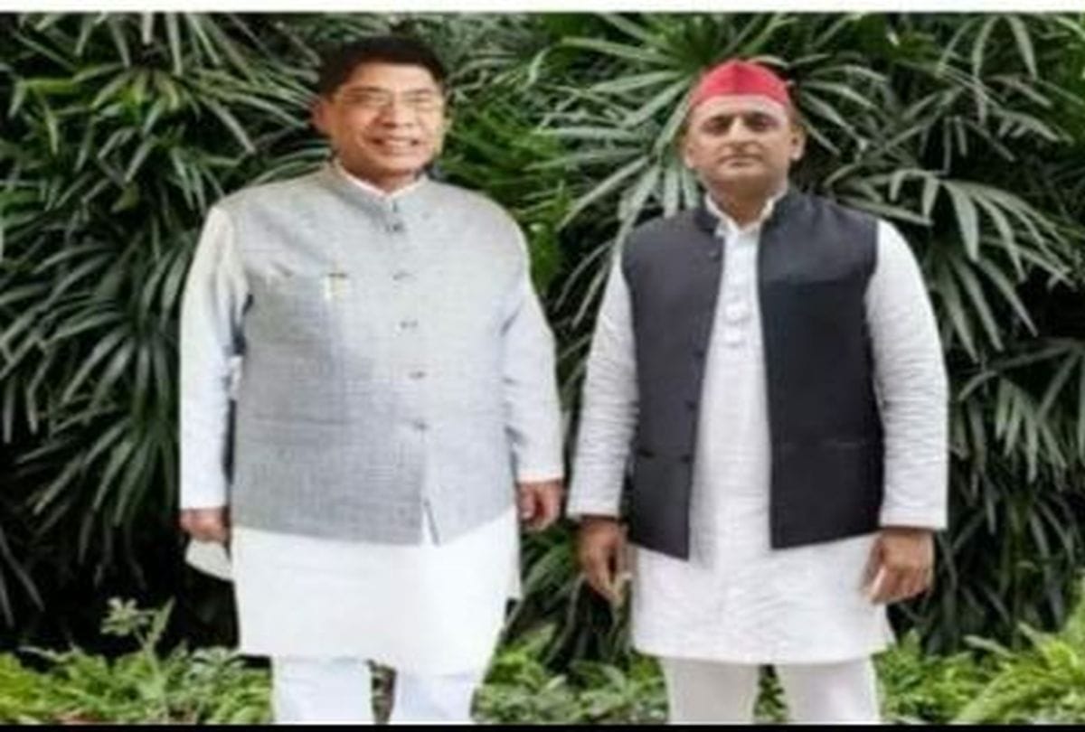 Up Minister Dr G S Dharmesh Picture Tamperd With Akhilesh Yadav
