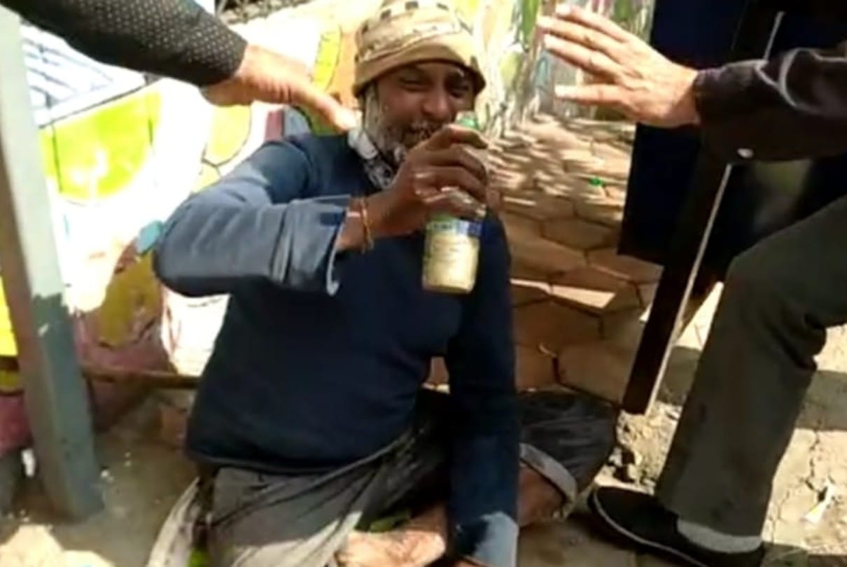Dewas: The person who asked the Chief Minister for permission to sell his kidney started drinking after dissolving sulphas in water, snatched the bottle and said - if you save here, I will jump in front of the train...