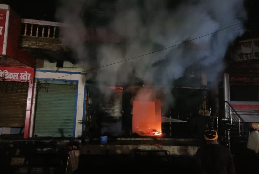 Fire broke out in jewellery shop in jaunpur goods worth many lakhs including furniture burnt