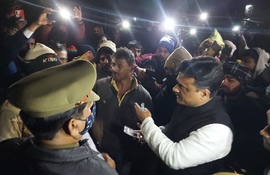 Accident during  flying kite in jaunpur Youth dies due to electrocution in Jaunpur relatives protest for about three hours