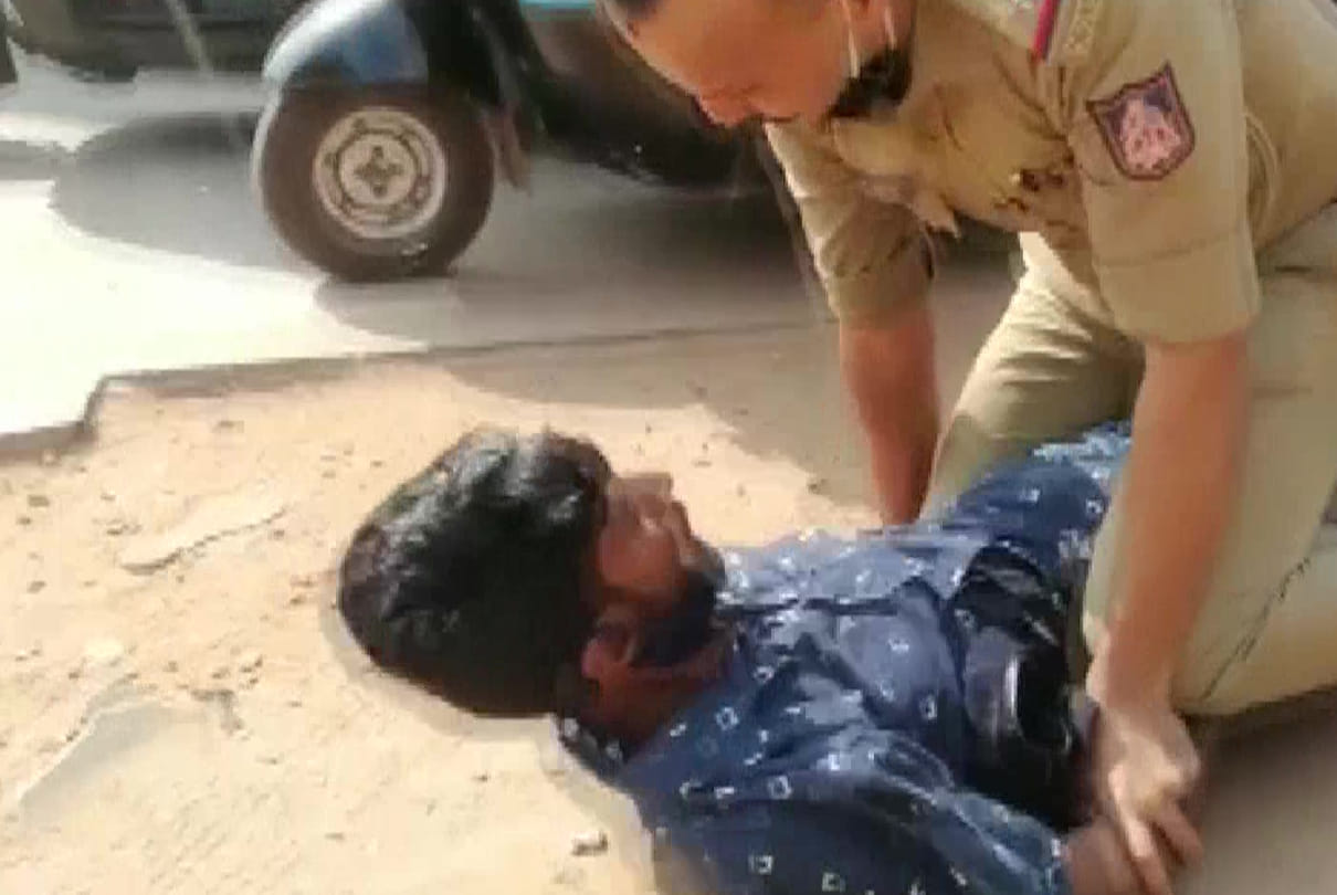Karnataka: Police personnel chased and nabbed a mobile thief in Mangaluru Latest News Update