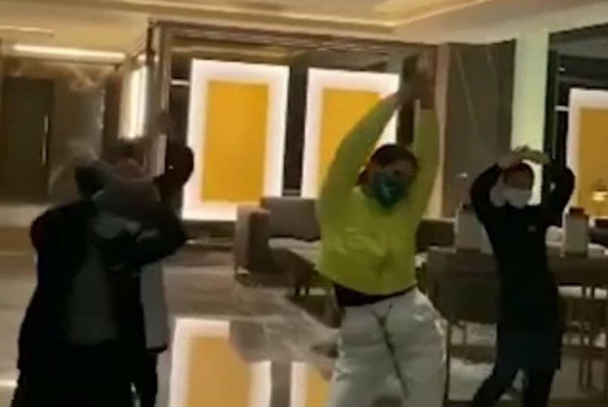 Indore: First made video then Sara Ali Khan started dancing with hotel staff on the song Hi Chakachak..
