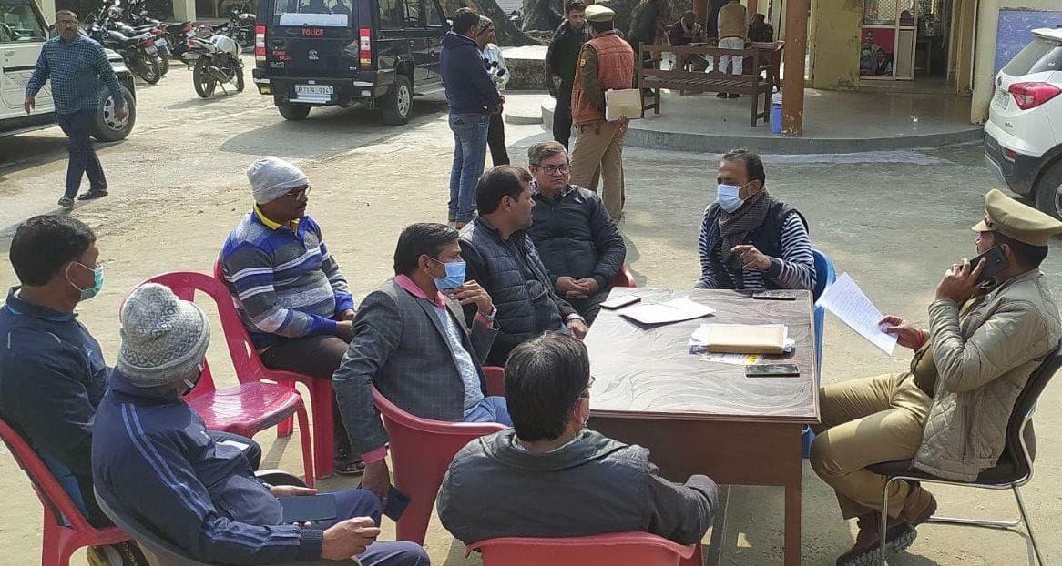 fathepur news,Hardo CHC superintendent was beaten up by locking him in the room