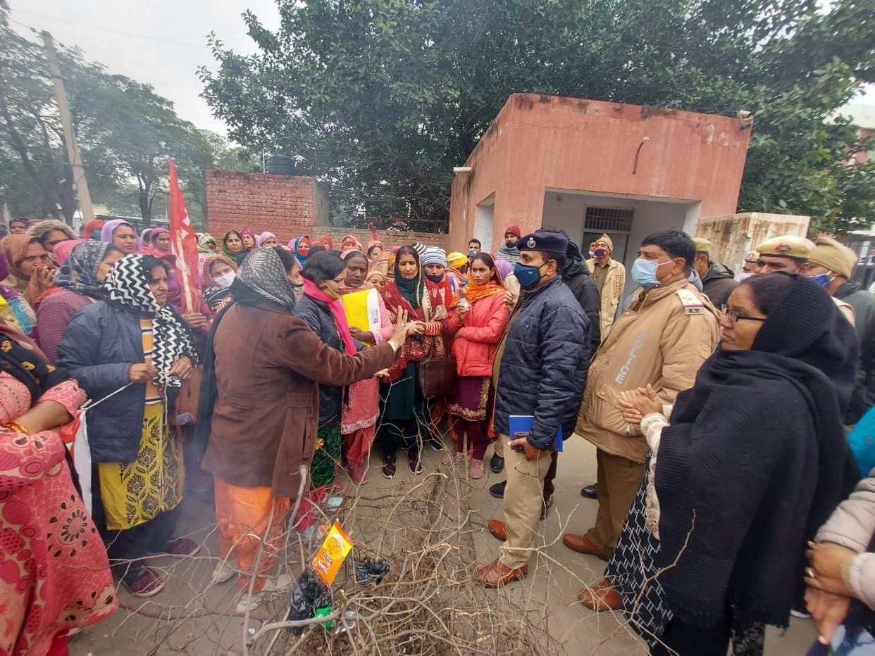 Anganwadi workers celebrated Lohri festival by burning copies of orders at the mini secretariat