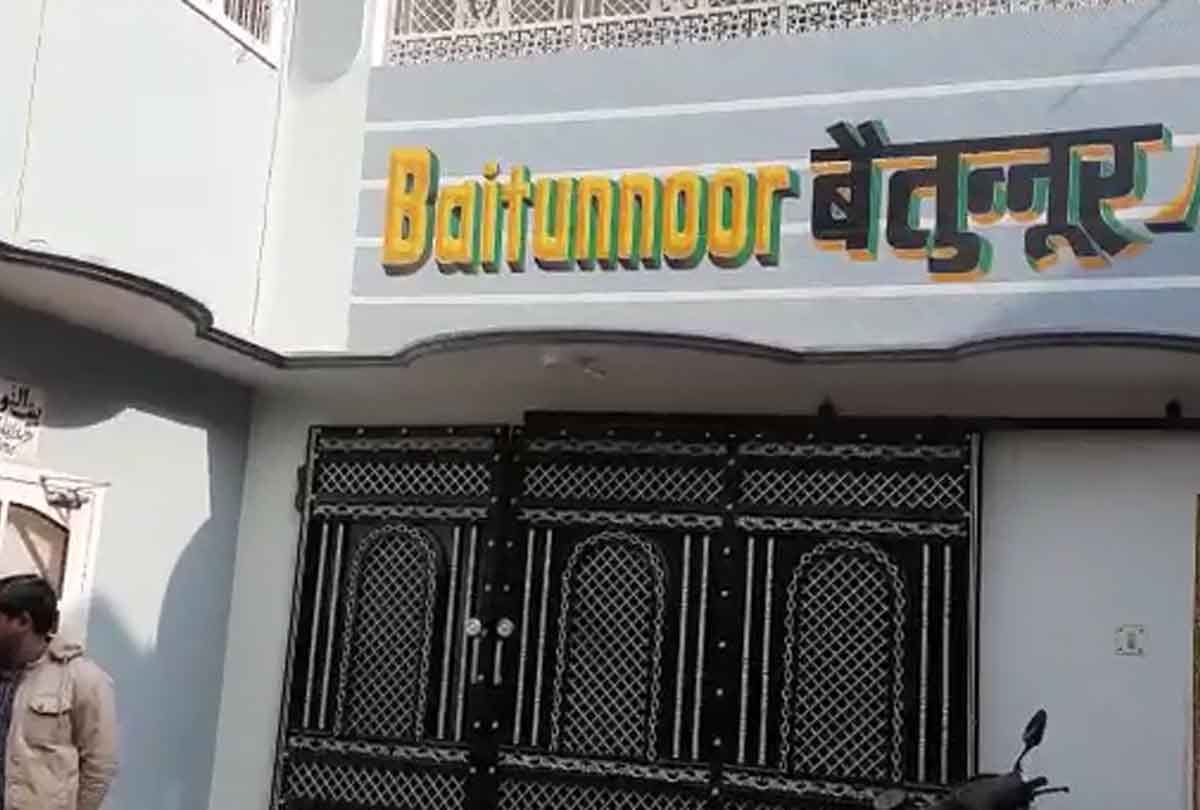 UP: Income Tax Department raids Bengali tobacco owner's house in Hardoi