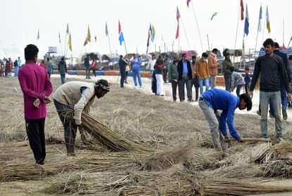 Prayagraj News :  माघ मेले की तैयारी में जुटे मजदूर।