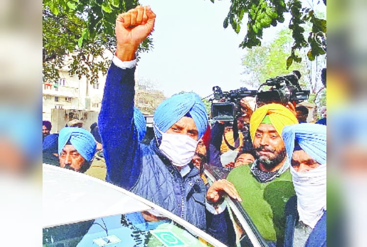 Akali leader Bikram Majithia appeared before Special Investigation Team after getting interim bail 