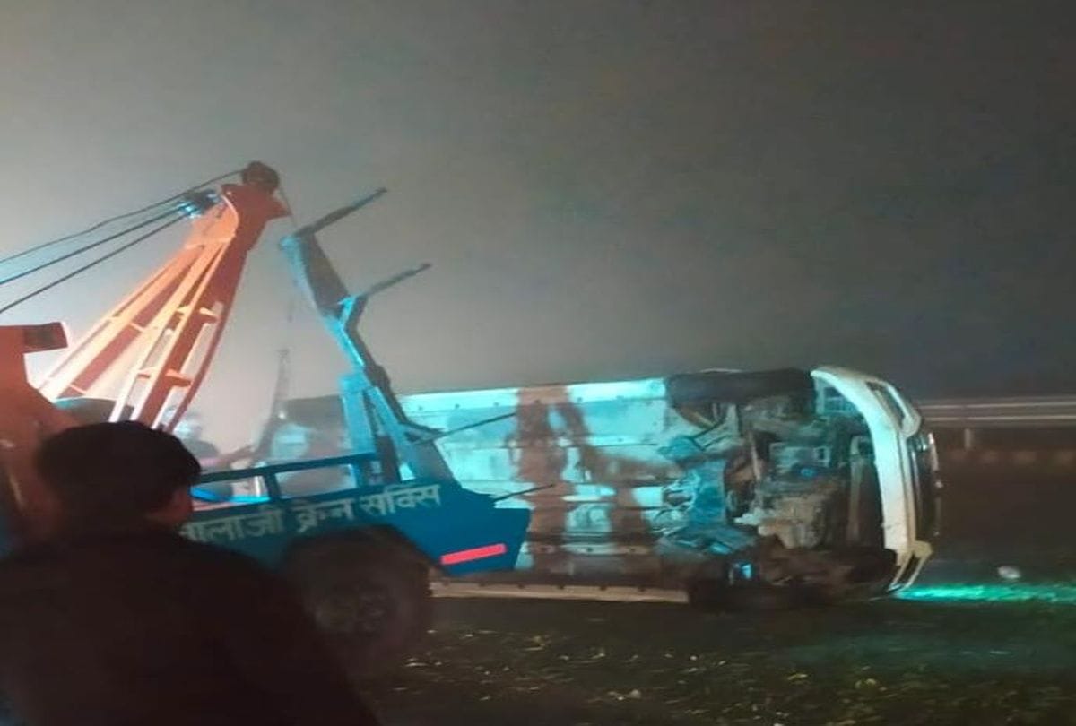 Four vehicles collide in fog on expressway, six injured