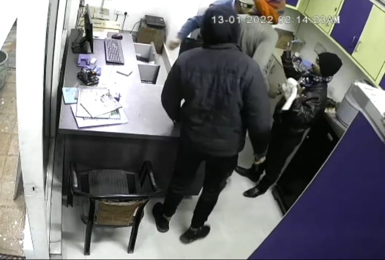 Miscreants looted 47 thousand rupees at a petrol pump in Sonipat of Haryana