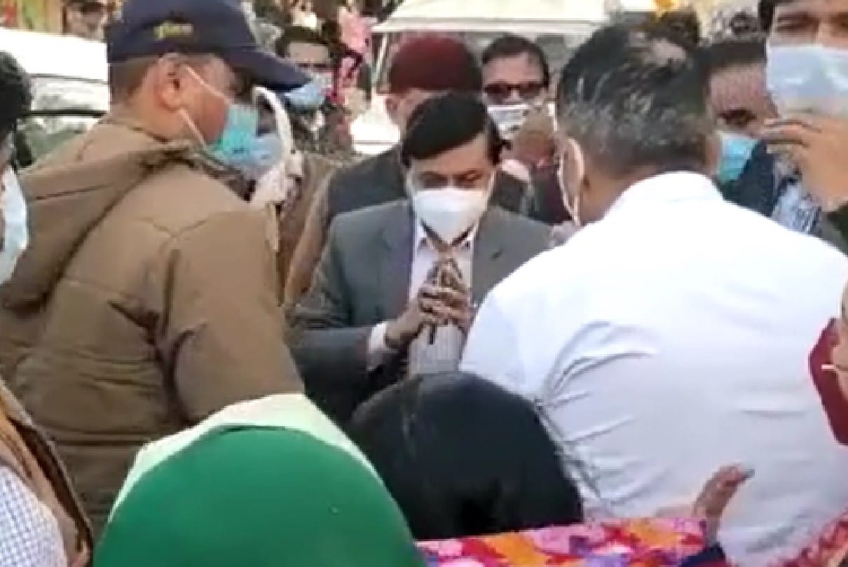 Shajapur: Residents suffering from incomplete road gheraoed the collector, the collector gave instructions to the officers