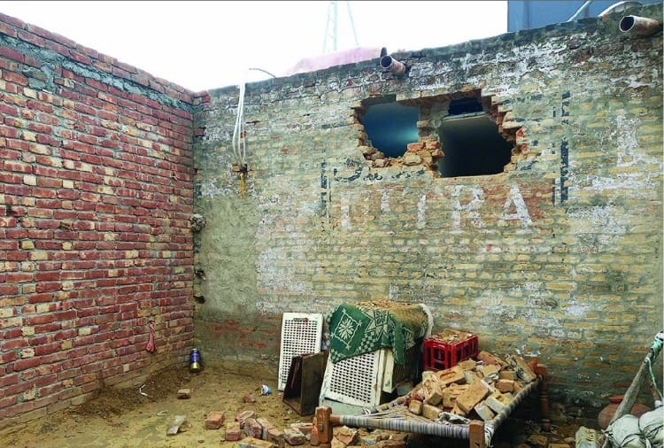Thieves entered the bank by breaking the wall in Sirsa of Haryana