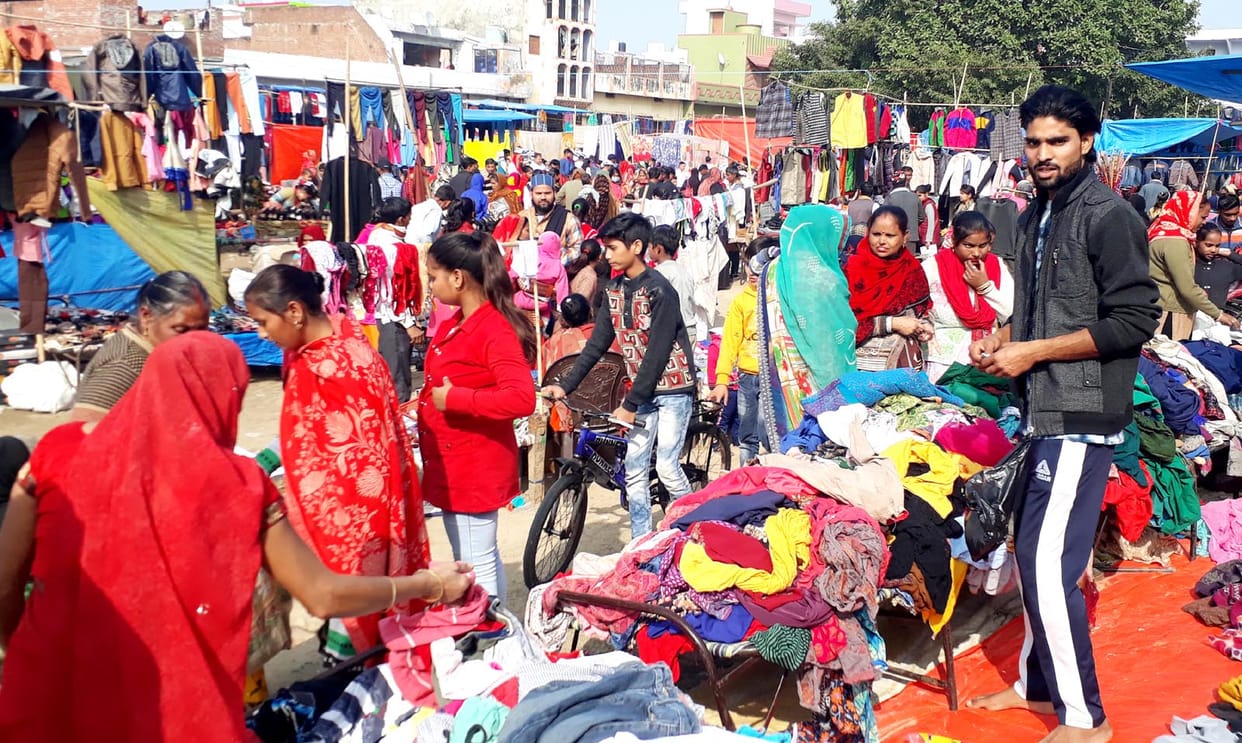 Ujhani's Budh Bazar .. Corona is hitting people