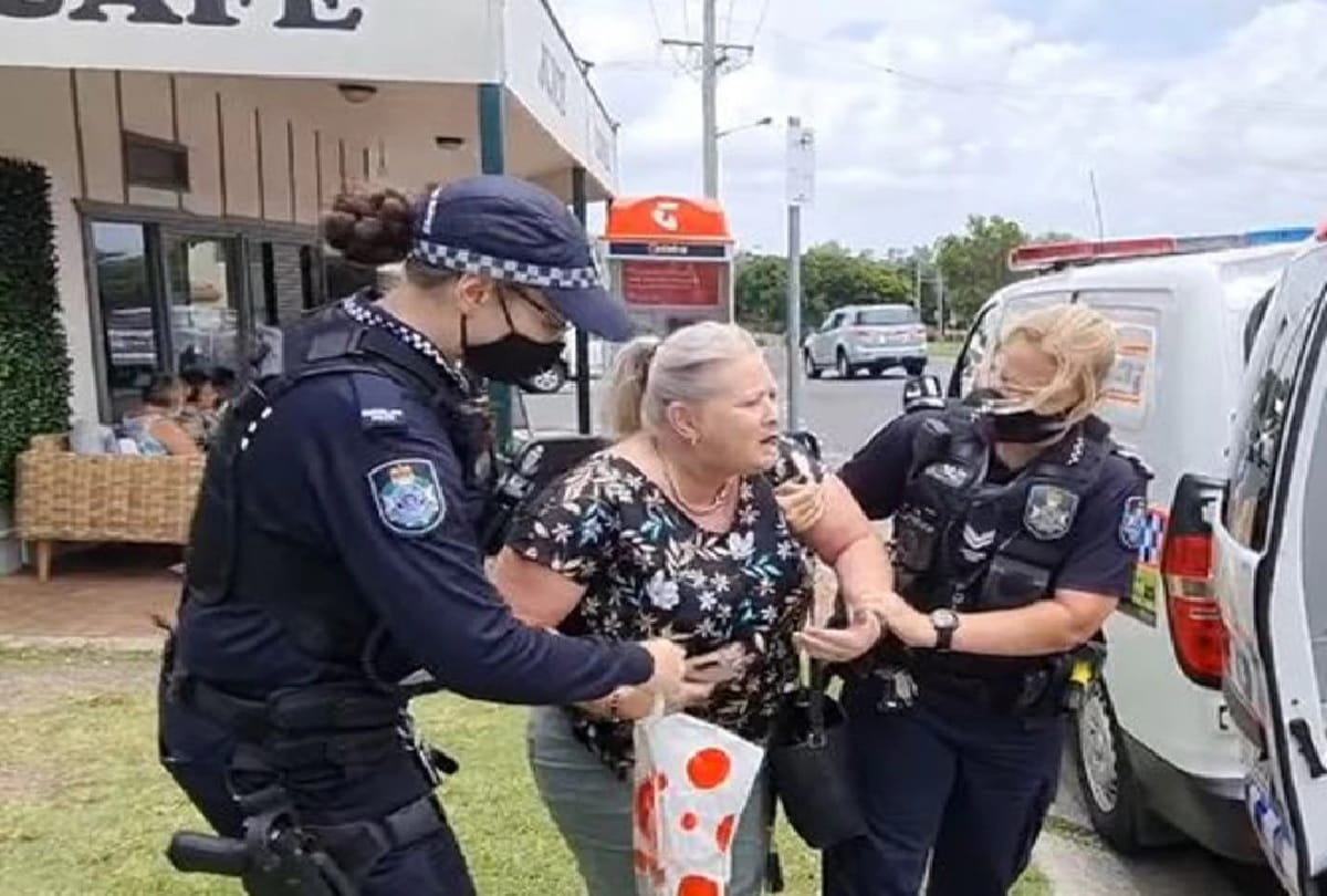 Strictness in Queensland: Woman sitting in cafe refused to show vaccination certificate, police arrested