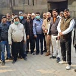 ब्रज क्षेत्र कार्यालय के बाहर खड़े वैश्य संगठन के लोग