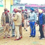 वारदात की जांच करते पुलिसकर्मी।