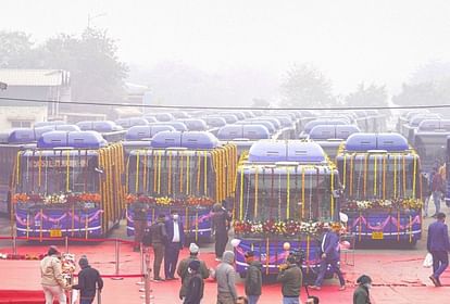 Delhi: 100 low-floor CNG buses join the Transport Department CM Kejriwal leaves