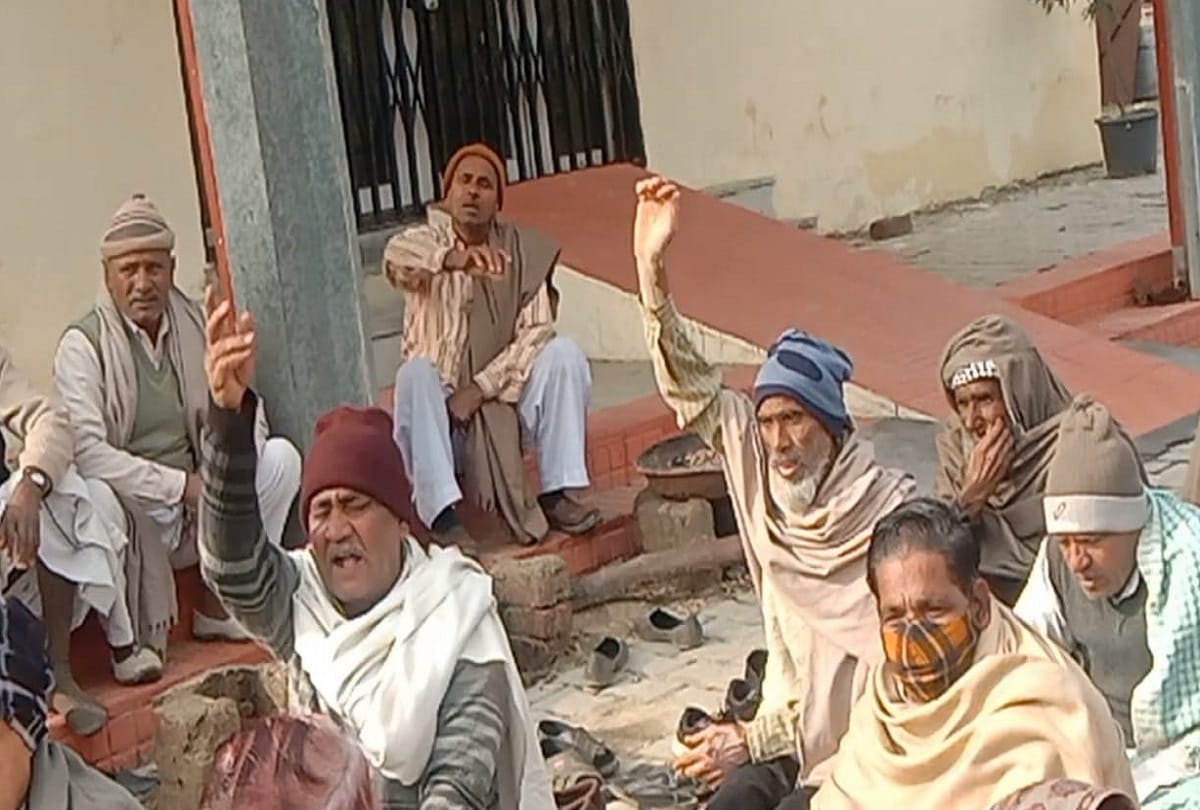 Ghaziabad: Farmers' Panchayat in Mandola postponed for the second time Aavip moved from the gate of the office on the call of the officials