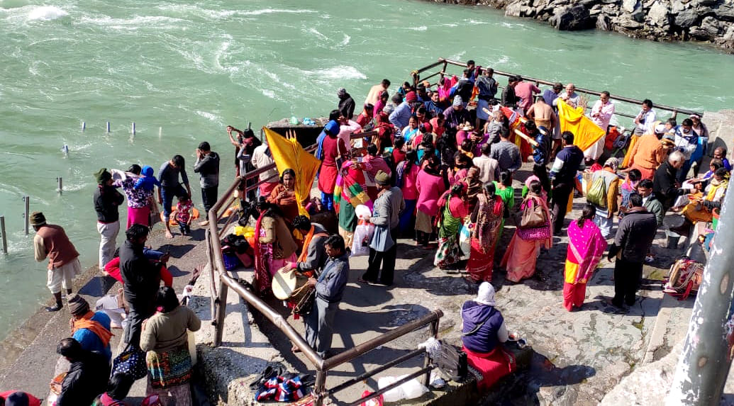 Dev Dolis and devotees took a dip of faith on Makar Sankranti