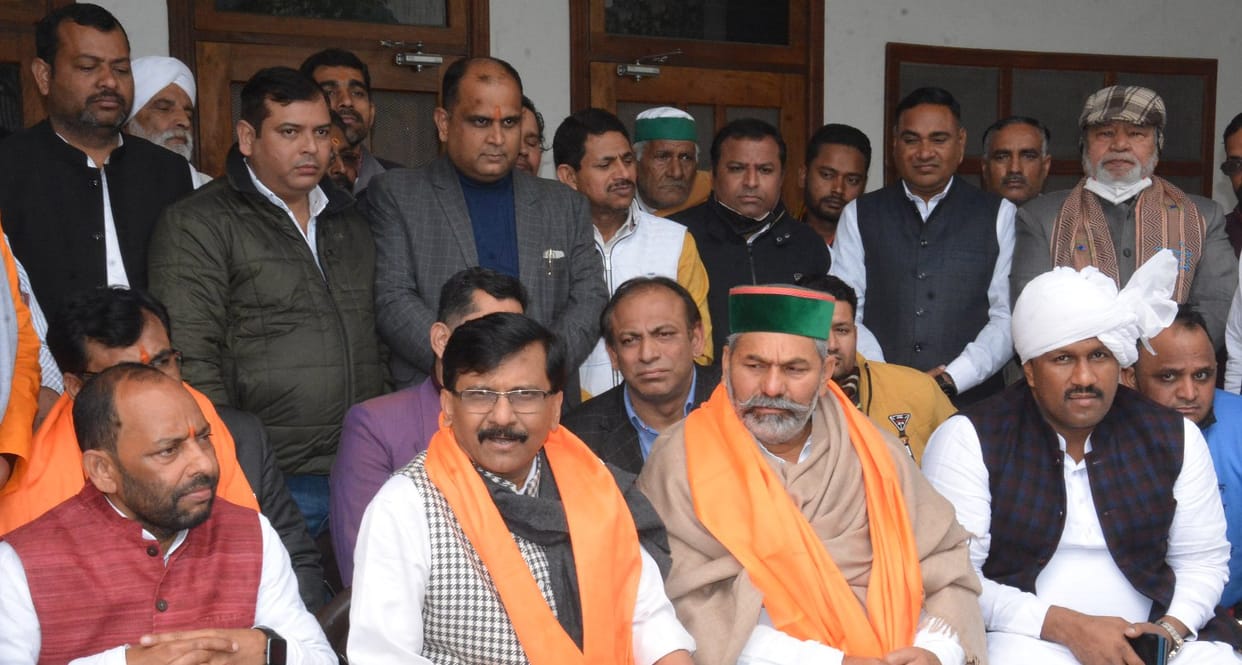 Raut came to meet Tikait, CM Thackeray spoke