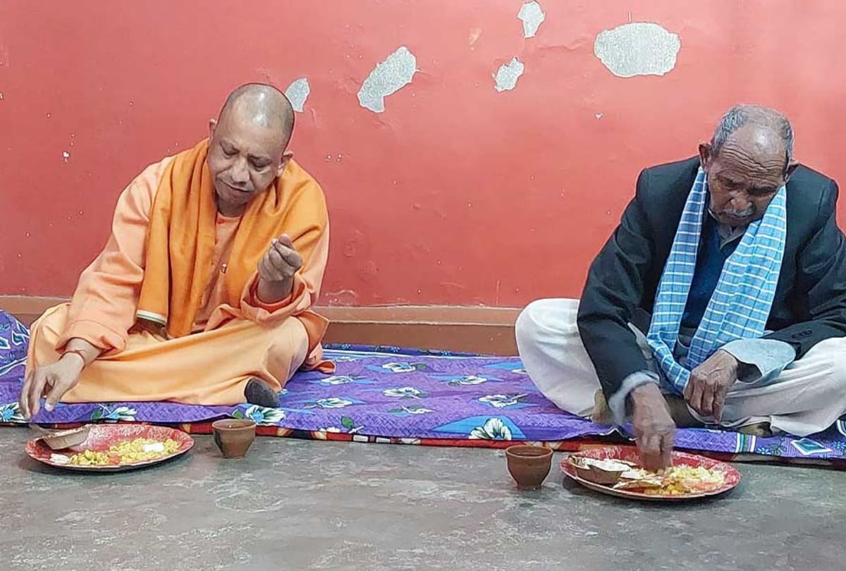 CM yogi dinner at house of Amritlal of Scheduled Caste in Gorakhpur