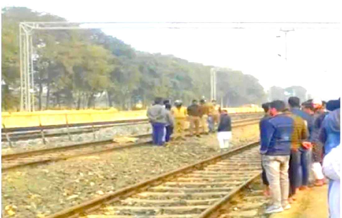 Life lost due to selfie in azamgarh Youth dies after hit by train family members