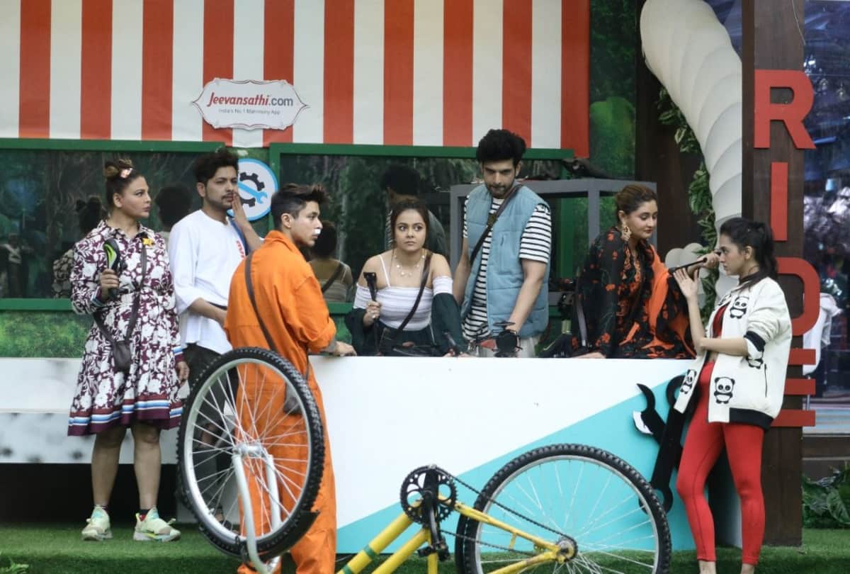 Bigg Boss 15: Tejashwi Prakash said the wrong thing about Prateek Sehajpal Devoleena Bhattacharjee got furious on tejaswi prakash