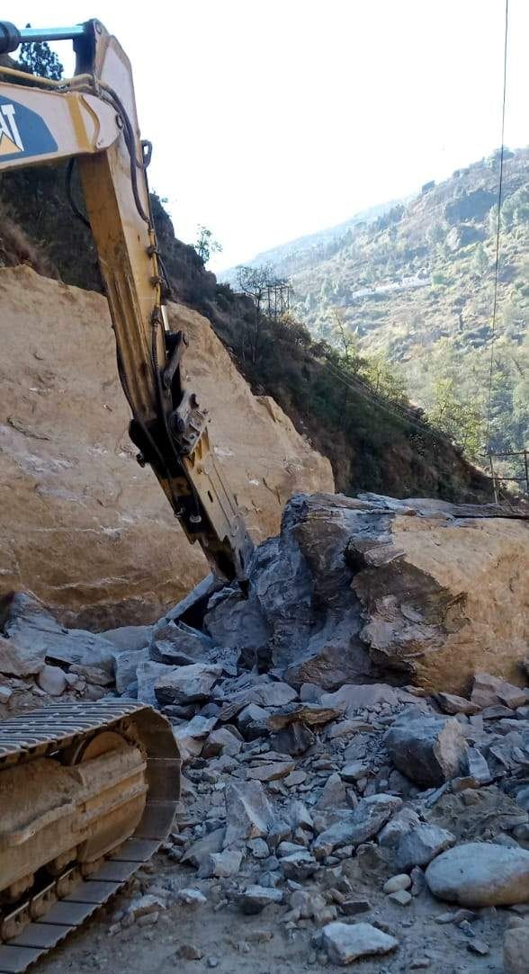 Badrinath Highway remained closed for about five hours in Vishnuprayag