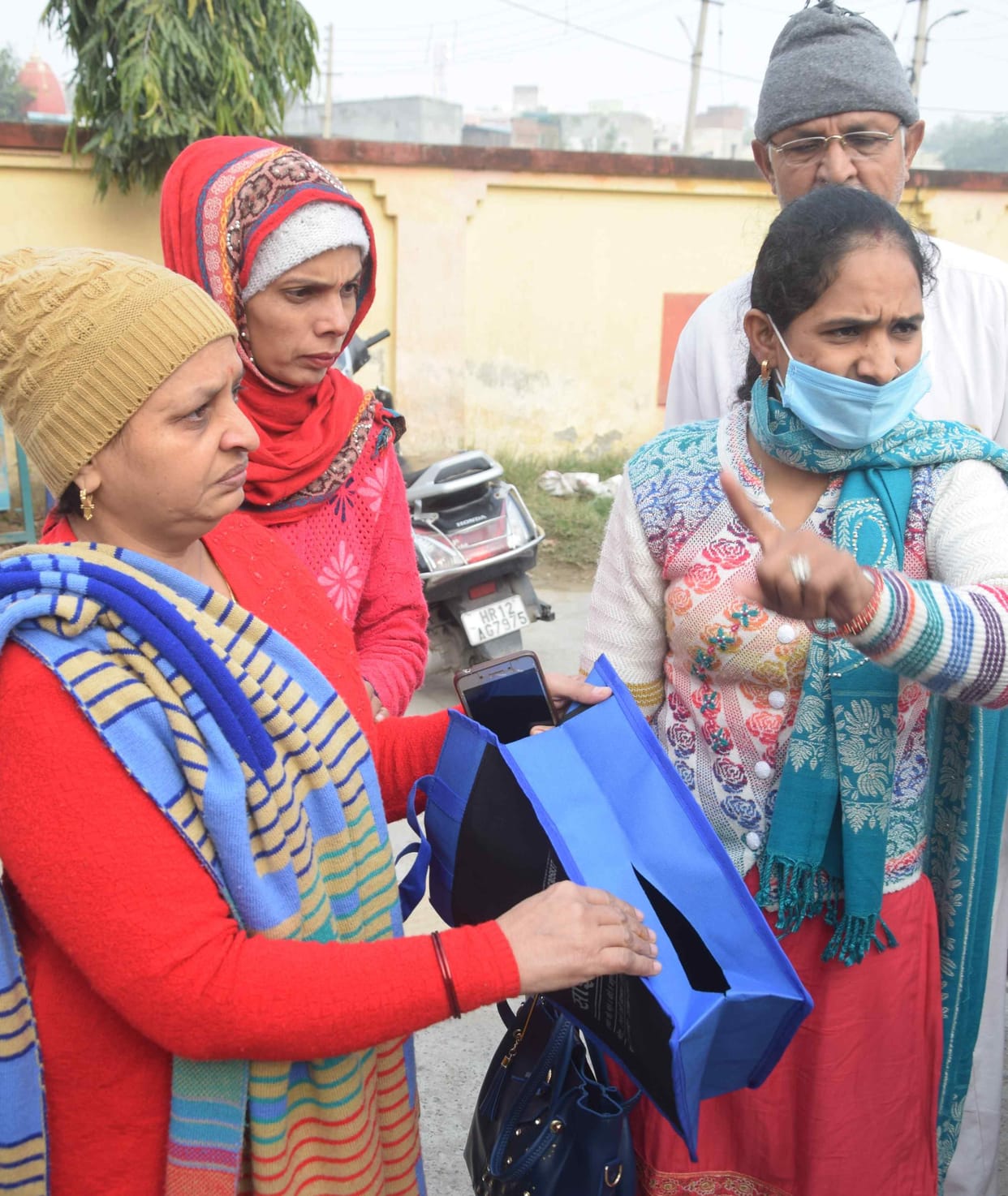 The miscreants snatched the purse from a woman in broad daylight, cut the bag and took out the gold chain of the other