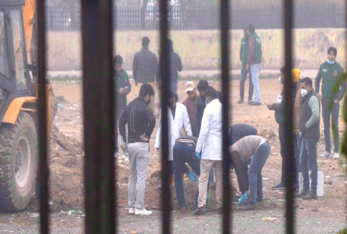 red alert in delhi after bombs found in ghazipur phool mandi