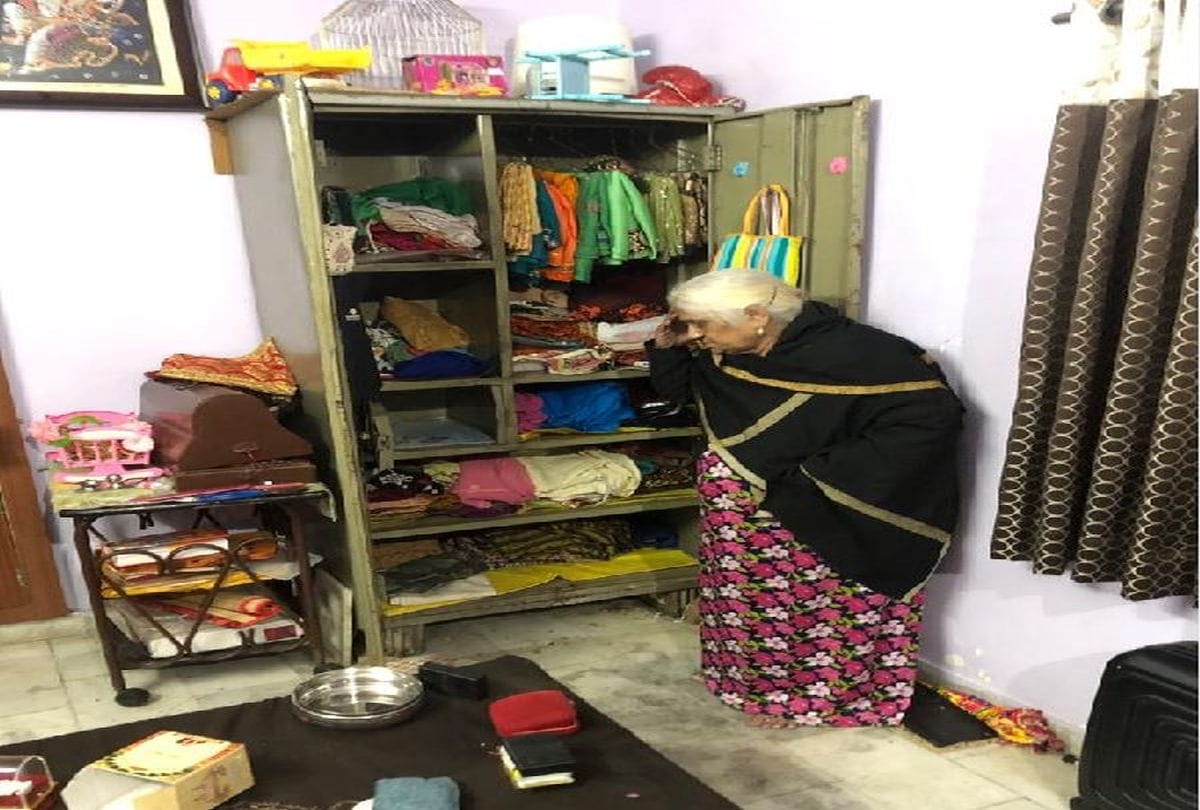 thieves stole cash and jewellery from businessman house near police post in agra