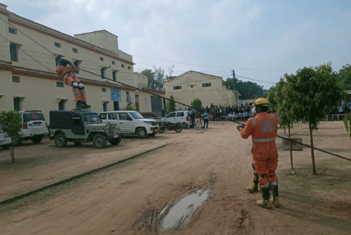 Chhatarpur: NDRF's mock drill, rescued the injured from the building demolished by the earthquake