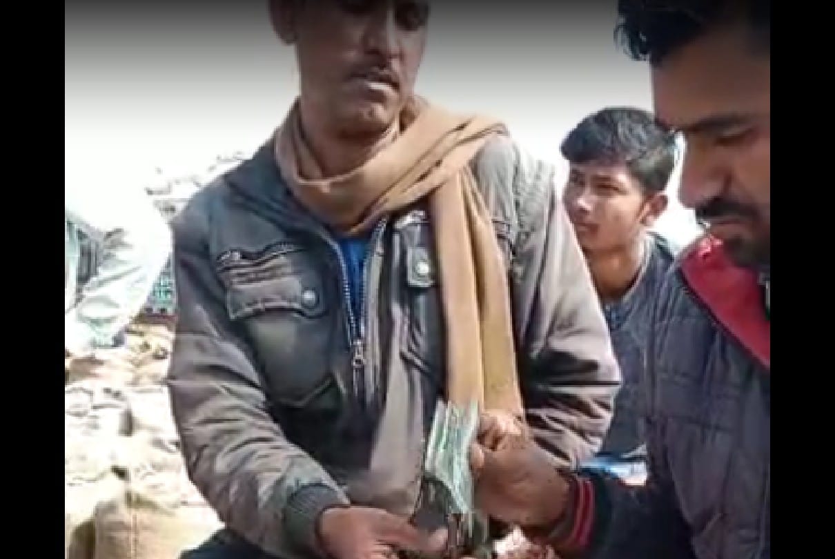 Damoh: 100 rupees are being demanded from farmers with every sack of paddy in the paddy procurement center, video viral