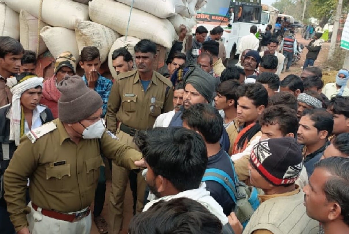Damoh: Angry farmers jammed due to lack of gunny bags and non-receipt of SMS at paddy procurement centers