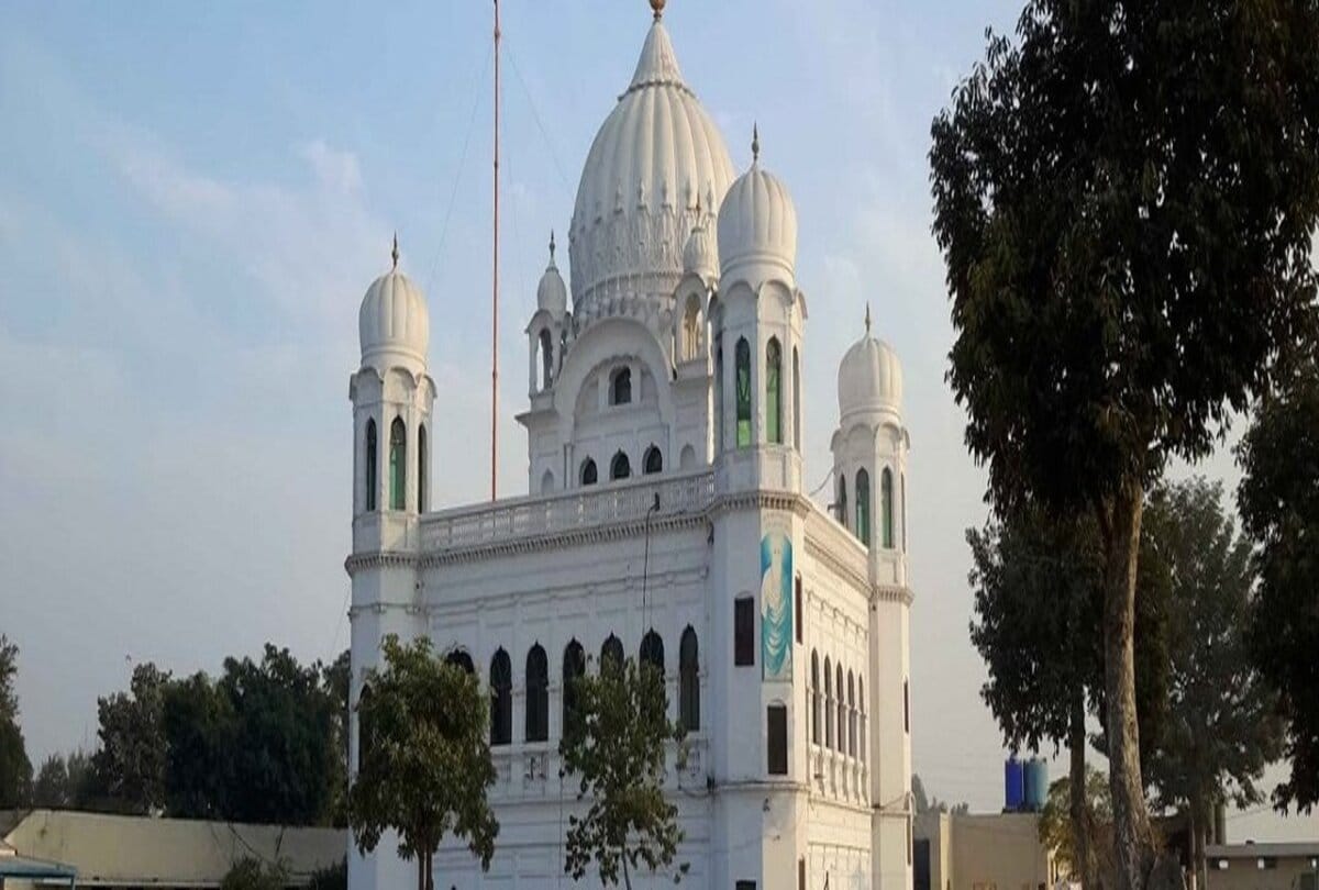 Special worship of Shri Jhanda Sahib accompanied by cheers of Shri Guru Ram Rai Maharaj