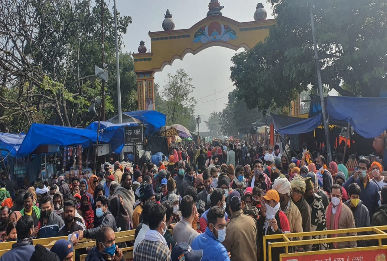 makar sankranti 2022: snan ban in haridwar herki paidi but rush come on other ganga ghat, see photos