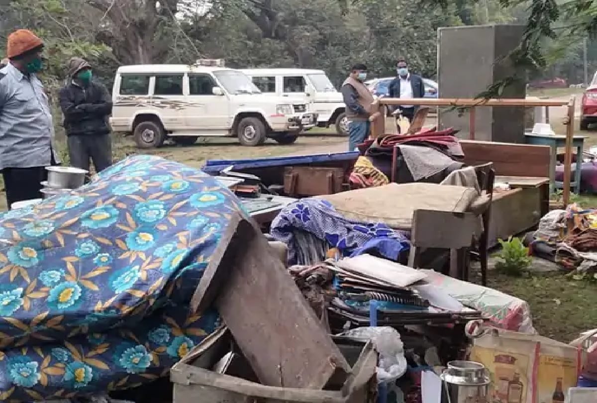Chhattisgarh: Evacuation of house from former BJP MLA Kailash Sharma, goods thrown on the road