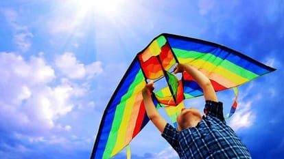 Makar Sankranti 2023 Kite Flying License Kites Patang Bazi Is Crime In Indian Aircraft Act 1934 Kite Festival - Amar Ujala Hindi News Live - Makar Sankranti:पतंग उड़ाते हैं तो जानें कानूनी