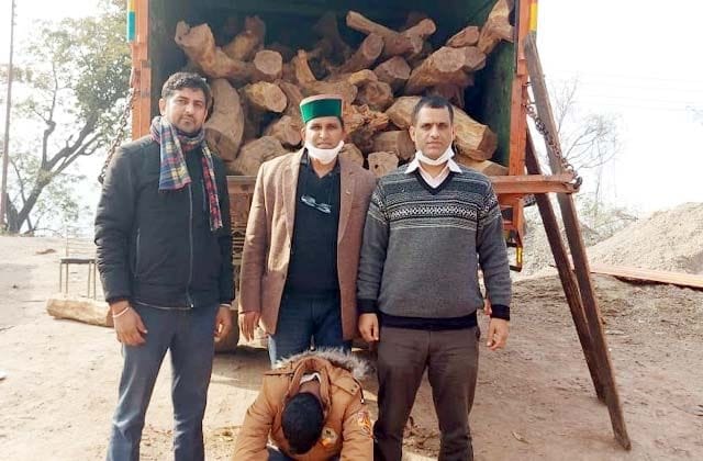 A truck full of wells caught on Chandigarh-Manali NH