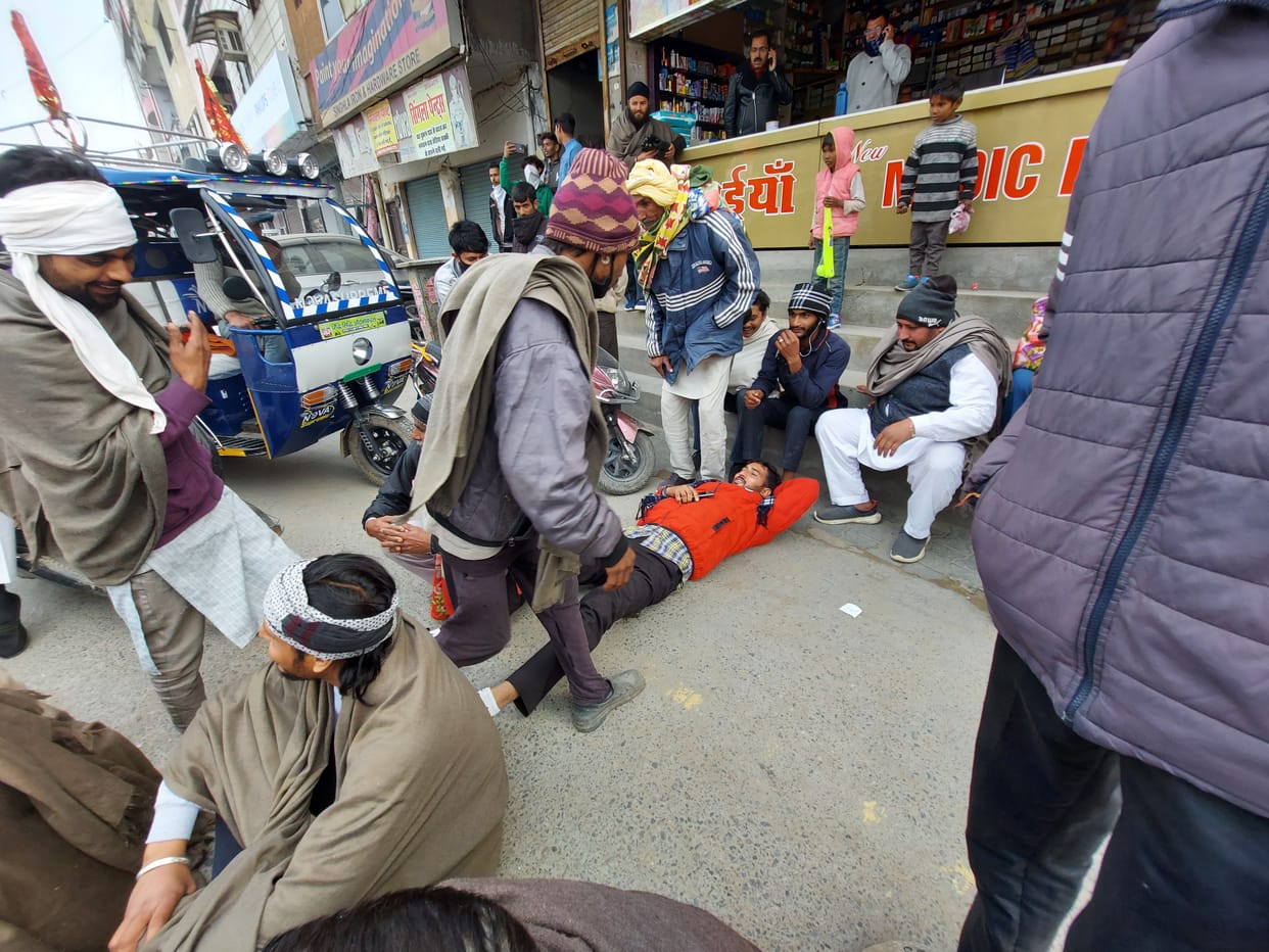 Angry farmers blocked Jagdev Chowk due to non-availability of urea, also staged a sit-in