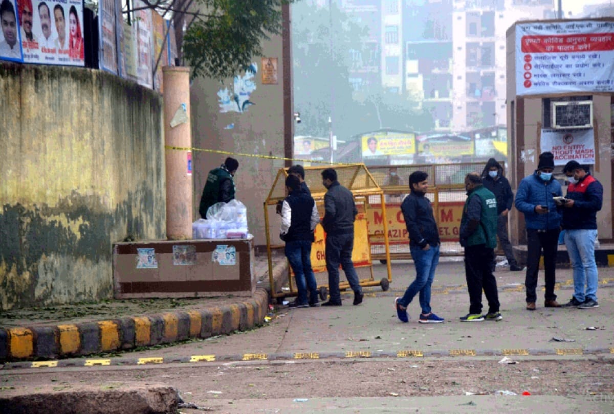red alert in delhi after bombs found in ghazipur phool mandi