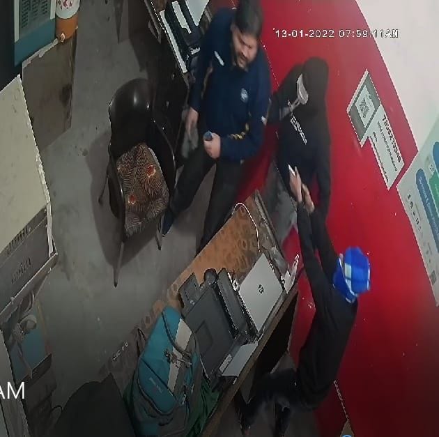 Masked miscreants try to rob in cyber cafe