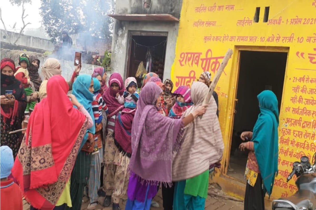 Baghpat News: Women created ruckus to stop the liquor contract in the village