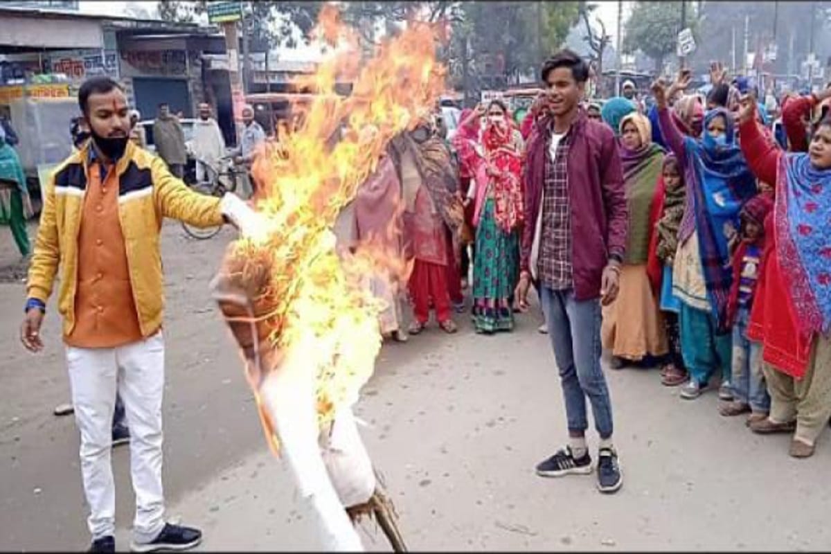 UP News: an effigy was burnt in protest against the possible candidates of the BJP in Muzaffarnagar district