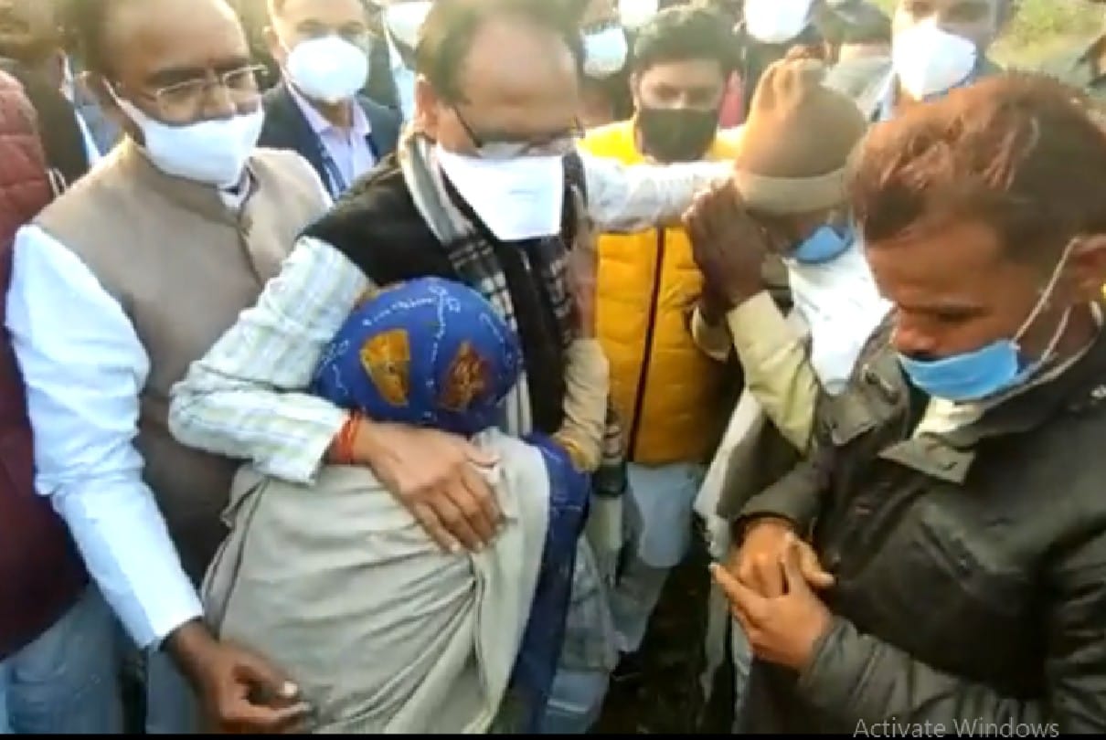 MP News: Chief Minister reached among hail affected farmers, warned officers – if there is any mistake, I will not be able to work