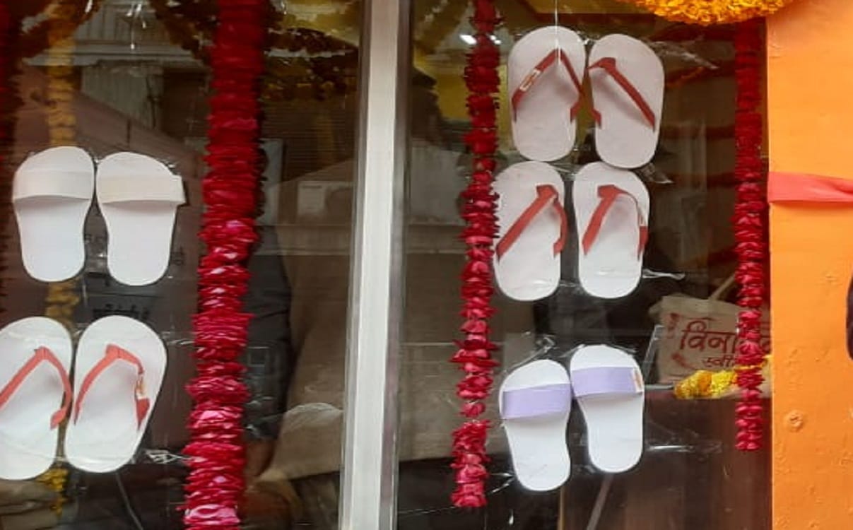 Kashi Vishwanath Dham varanasi Devotees paper slippers will be sold by Khadi and Village Industries Commission