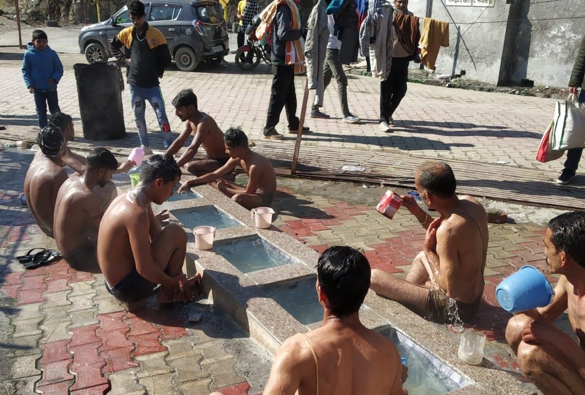 Himachal News: Devotees take holy dip at tattapani  on Makar Sankranti 2022