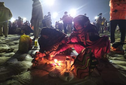 Prayagraj: Devotees take holy dip as faith confluence on Ganga-Yamuna coast