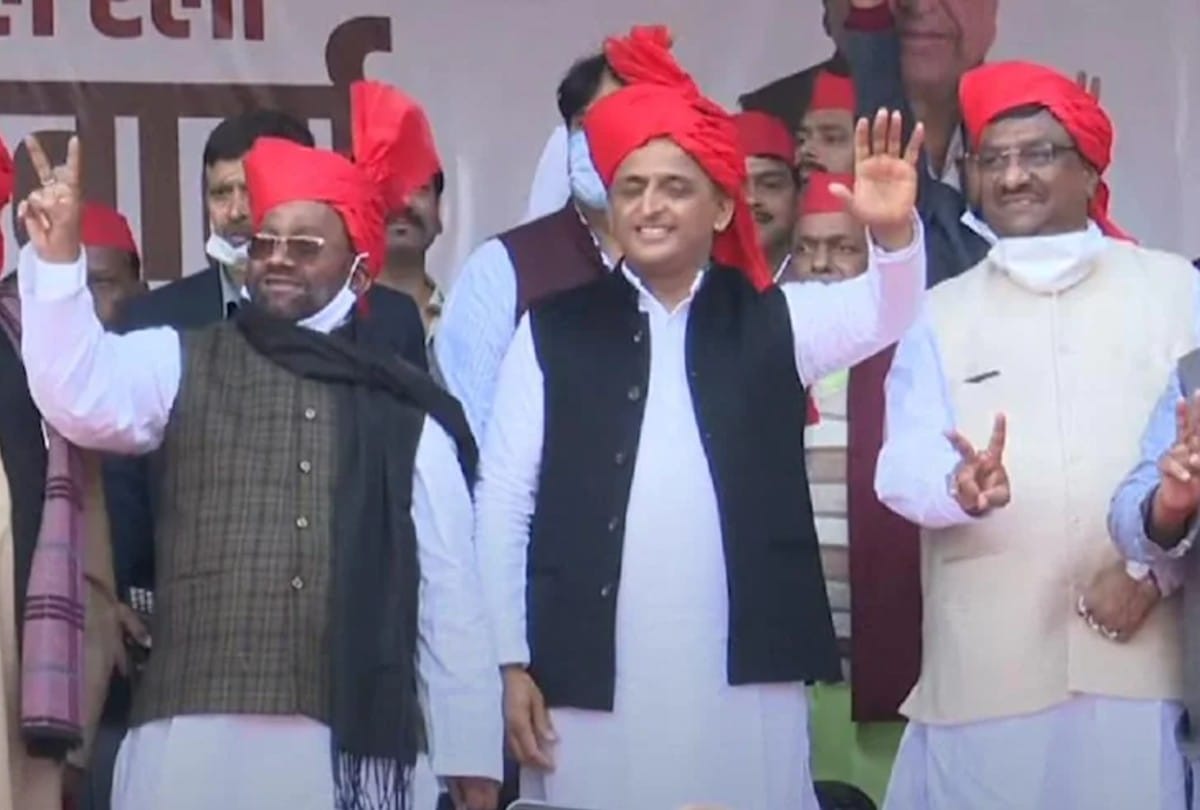 सपा में शामिल होने के बाद स्वामी प्रसाद मौर्य, धर्म सिंह सैनी।