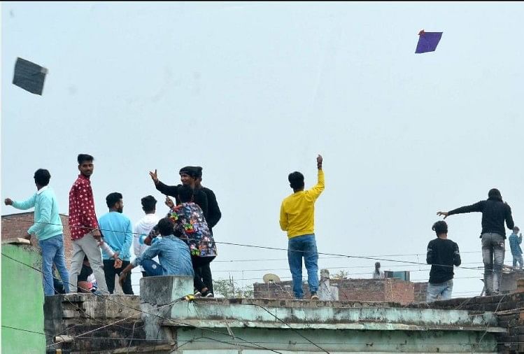 Makar Sankranti 2023: मकर संक्रांति आज, ये कटा...वो कटा....भा क्कटा..की हर तरफ गूंज, रंगीन हुआ आसमान बनारस में मकर संक्रांति