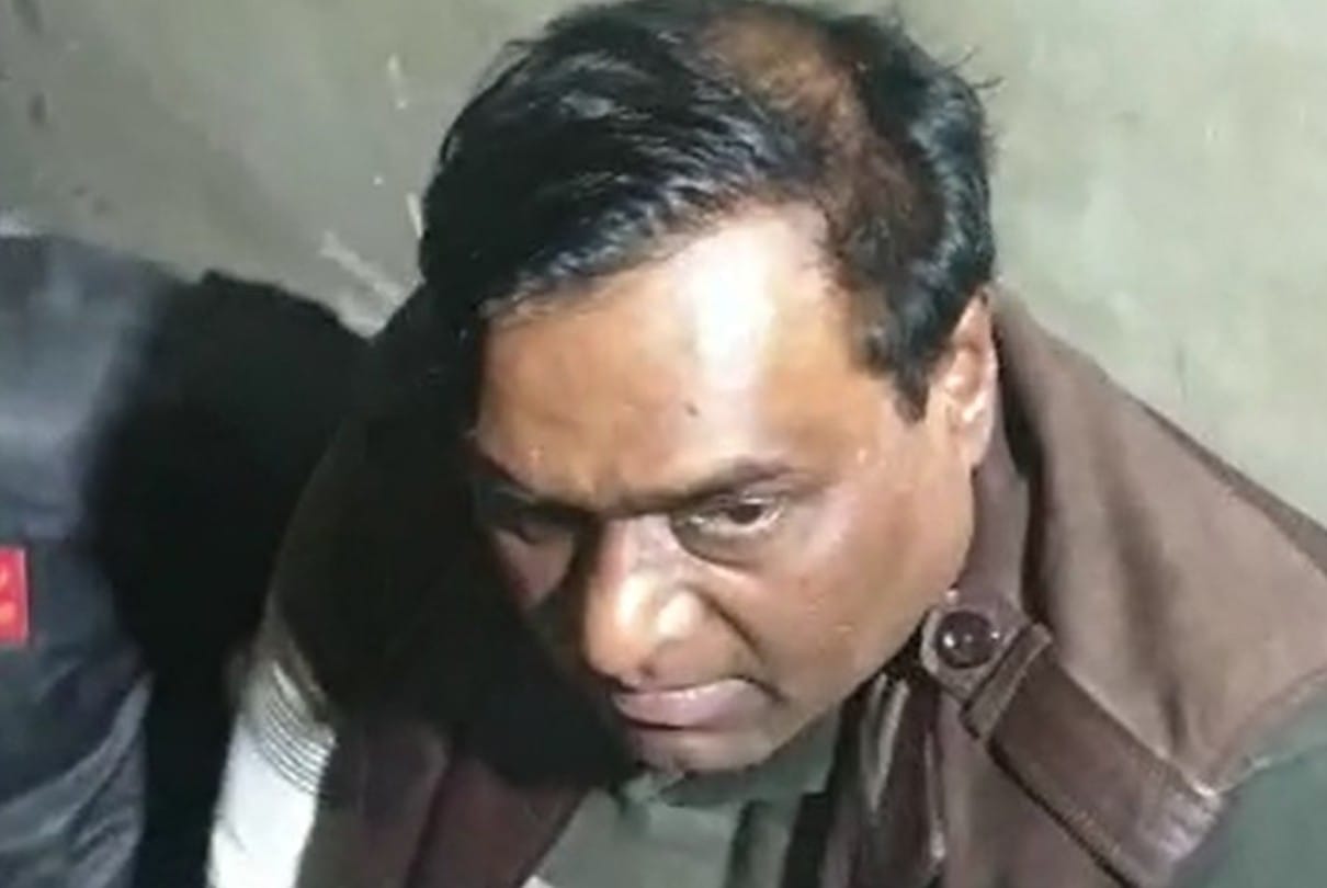 Madhya Pradesh: Dr. Sagar, the kingpin of Vyapam scam caught from Indore airport, live cartridges found in the bag
